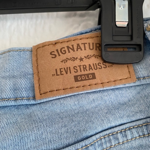 Levis signature Strauss Mom Jeans, Size 30 - Picture 9 of 13